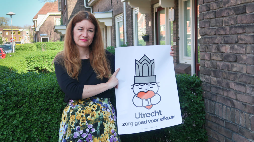 Marije Lieuwens toont affiche Dick Bruna 'Utrecht, zorg goed voor elkaar'. © Anna Groot
